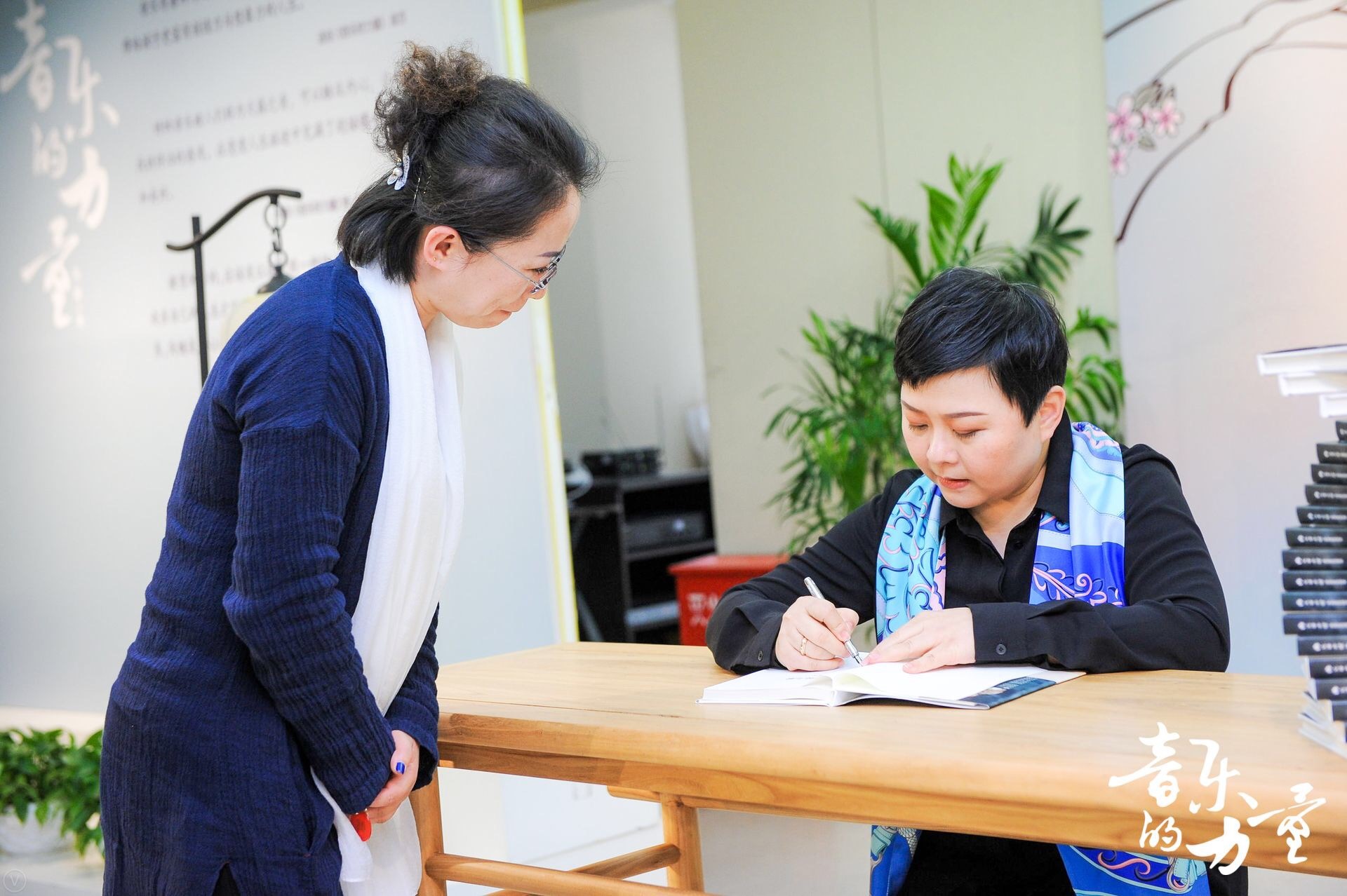 菲蓓爾品牌創(chuàng)始人、《音樂的力量》作者馬駿現(xiàn)場(chǎng)進(jìn)行新書簽售