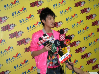 圖為劉力揚(yáng)作為“51.com名人堂，唱享2008”廣州站的嘉賓，攜新專輯《我就是這樣》于2008年7月25日在廣州江南大戲院接受媒體采訪。