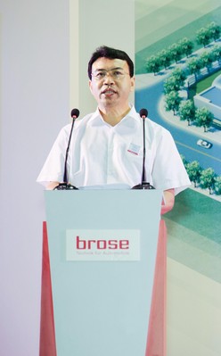 付長生（重慶沙坪壩區(qū)副區(qū)長）在重慶博澤工廠開業(yè)典禮上致詞。 