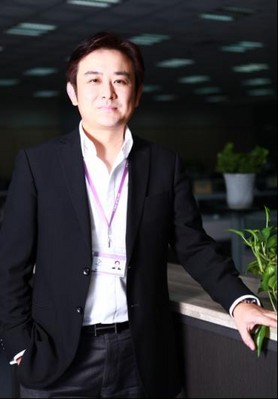 在艱難時期，他刻苦攻關，勇敢前進