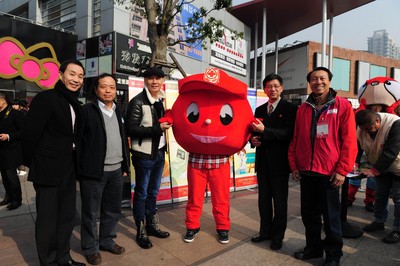 （從左至右）上海市血液中心副主任沈行峰、上海市血液中心主任朱永明、觸動傳媒創(chuàng)始人兼執(zhí)行主席馮暉中、上海市紅十字會常務(wù)副會長馬強、“獻血達人”陳澤人