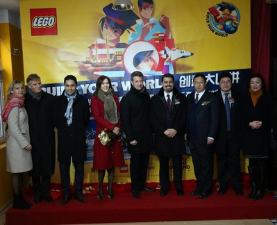 圖一：丹麥王國腓特烈王子（中）、瑪麗王妃（左四）、丹麥大臣Manu Sareen先生（左三）、丹麥駐華大使裴德盛先生（左二）、教育部國際合作與交流司處長楊曉春（右三）與樂高中國區(qū)總經(jīng)理姚思鵬（右四）共同開啟比賽。