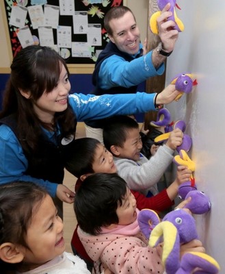 迪士尼英語小學(xué)員們沉浸在互動白板焰花游戲中，自信地用英文互動著. &copy;Disney English**(照片拍攝于迪士尼英語上海中山公園中心) 