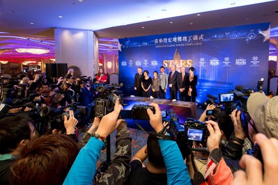 香港紅星古天樂、袁詠儀及朱茵于星期一在金沙城中心出席澳門喜來登酒店宏地樓竣工典禮后，為金沙城中心的“星光大道”進(jìn)行打手印及簽名儀式。從左至右：澳門喜來登金沙城中心酒店董事總經(jīng)理若瑟夫-道普先生、朱茵、澳門特別行政區(qū)政府旅游局局長文綺華女士、古天樂、金沙中國有限公司總裁兼行政總裁愛德華-卓思先生、金沙中國有限公司行政副總裁兼營運(yùn)總裁大衛(wèi)-西斯克先生、袁詠儀