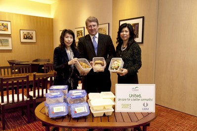亞洲博聞與會(huì)展管理公司支持“惜食堂”(Food Angel) 的行動(dòng)“對(duì)抗饑餓 . 捐出食物”，攜手參與“惜食堂”的食物回收計(jì)劃 (左起：“惜食堂”行政總監(jiān)陳妙瑜，中：亞洲博聞執(zhí)行副總裁麥高德，右：會(huì)展管理公司董事總經(jīng)理梅李玉霞)