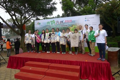 亞洲博聞的一個(gè)員工團(tuán)隊(duì)更憑其合乎環(huán)保原則、具創(chuàng)意、有效率的運(yùn)送用具奪得《最醒目植樹大獎(jiǎng)》。