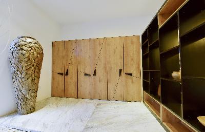 MX M90建構(gòu)系列
建構(gòu)主義如包豪斯主張藝術(shù)與技術(shù)結(jié)合，風(fēng)格派主張抽象和簡化，因而，平面、直線、矩形成為此家具設(shè)計(jì)的支柱，黑色增加了家具的視覺立體感，有力的線條劃過平面，有如琴鍵，彈奏美麗的樂章…… 