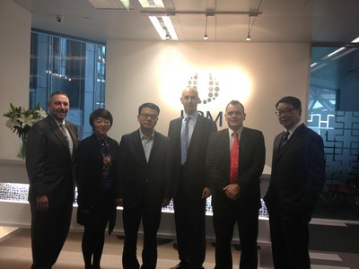 左起：集團(tuán)中國首席代表蕭鴻飛先生、博聞中國總經(jīng)理馬穎女士、上海虹橋新展覽中心執(zhí)行副總裁文仲亮先生、博聞公司首席執(zhí)行官林偉德先生、亞洲博聞主席及行政總裁愛新克先生及上海博華總經(jīng)理章學(xué)強(qiáng)先生