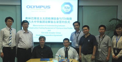 TUV SUD大中華區(qū)、中區(qū) 業(yè)務拓展與市場總監(jiān)陳辰先生（左4）與奧林巴斯有限公司亞太無損檢測設備業(yè)務部（無損檢測設備業(yè)務拓展經理）Olivier Dupuis 先生（左3）簽約