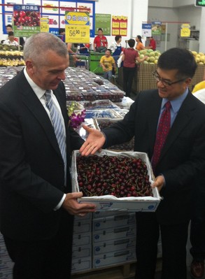 山姆會員商店首席運(yùn)營官文安德與美國駐華大使駱家輝一起在北京亦莊山姆會員商店促銷美國西北櫻桃。