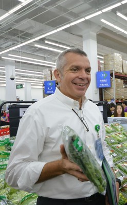 山姆會(huì)員商店首席運(yùn)營官文安德展示山姆生鮮產(chǎn)品，介紹山姆采購的秘訣。