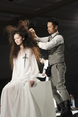 Shiseido Professional 首席美發(fā)師原田忠 (Tadashi Harada) 將率領(lǐng)創(chuàng)作團(tuán)隊(duì)，傾力演出BEAUTY ODYSSEY，引領(lǐng)觀眾經(jīng)歷一次漫長的冒險(xiǎn)之旅，探求“美”的新定義。