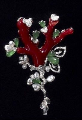 臺灣知名珠寶設(shè)計師曾郁雯 - 《一樹花開》古典優(yōu)雅結(jié)合珊瑚、翡翠、無核珠及透明剛玉之兩用針墜
