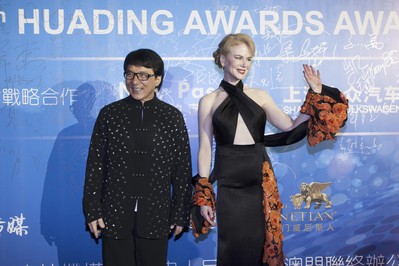 成龍（左）及妮歌.潔曼（右）與及其他約80位國際巨星出席10月7日首度在澳門威尼斯人舉行的「華鼎獎」頒獎典禮。此頒獎典禮是金沙中國有限公司實踐其娛樂發(fā)展策略的最新力證，透過舉辦星光熠熠的世界級盛事，提升澳門作為頂級娛樂勝地在全球的知名度。