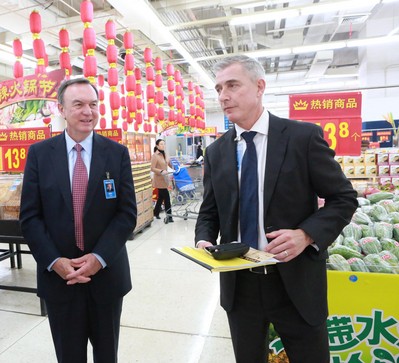 沃爾瑪全球CEO麥道克和中國CEO高福瀾考察大賣場(chǎng)，深入了解市場(chǎng)