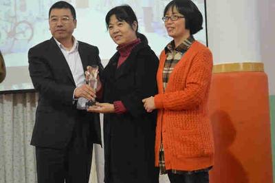  左一：SGS輕工產品事業(yè)部中北區(qū)副總監(jiān)張肖松先生接受“杰出企業(yè)社會責任貢獻獎”獎杯