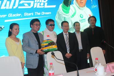 從左依次：搜狐網(wǎng)新聞副總編周蓉、中央電視臺著名主持人韓喬生、飛越車手謝雨均、活動主辦方 -- 江蘇龍?bào)词偨?jīng)理石俊峰、活動協(xié)辦方 -- 黑龍江省黑河市旅游局常務(wù)副局長張寶紅、活動支持方 -- 江蘇大唐靈獅廣告有限公司總經(jīng)理吳綱