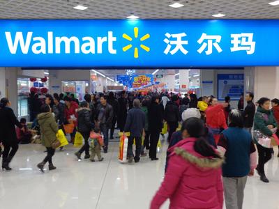 云南昭通沃爾瑪開業(yè)首日迎來眾多購物熱情高漲的消費者，商場內外人頭涌涌。