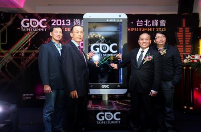 (由左至右)游戲產(chǎn)業(yè)振興會(huì)張厥猷會(huì)長、國際貿(mào)易局王振福主任秘書、外貿(mào)協(xié)會(huì)黃文榮秘書長、樂升科技 許金龍董事長預(yù)祝“2013游戲開發(fā)者大會(huì)臺(tái)北峰會(huì)”圓滿順利