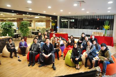 SIMC媒體開(kāi)放日“院長(zhǎng)咖啡時(shí)間”<br />（前排左二為上海國(guó)際醫(yī)學(xué)中心張澄宇院長(zhǎng)）