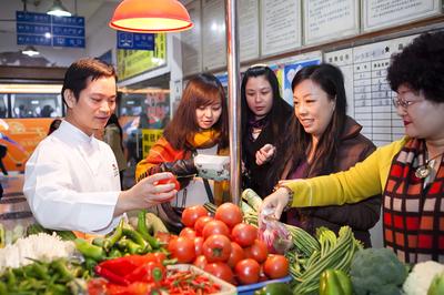 媒體嘉賓與廣州海航威斯汀中餐行政總廚吳天榮一同前往集市，親自挑選“活力食品”食材