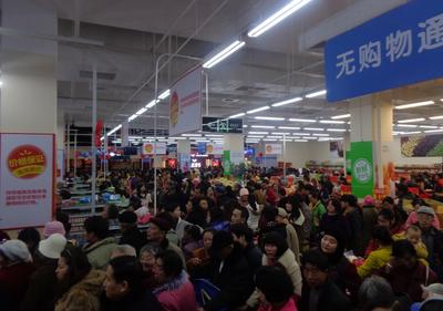 沃爾瑪云南昆明昌源中路店盛大開業(yè)，商場內(nèi)人頭涌涌，工作人員馬不停蹄