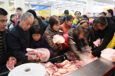 沃爾瑪深圳巒山谷新店開業(yè)，附近小區(qū)的市民紛紛前來選購品質(zhì)好、價(jià)格實(shí)惠的鮮食